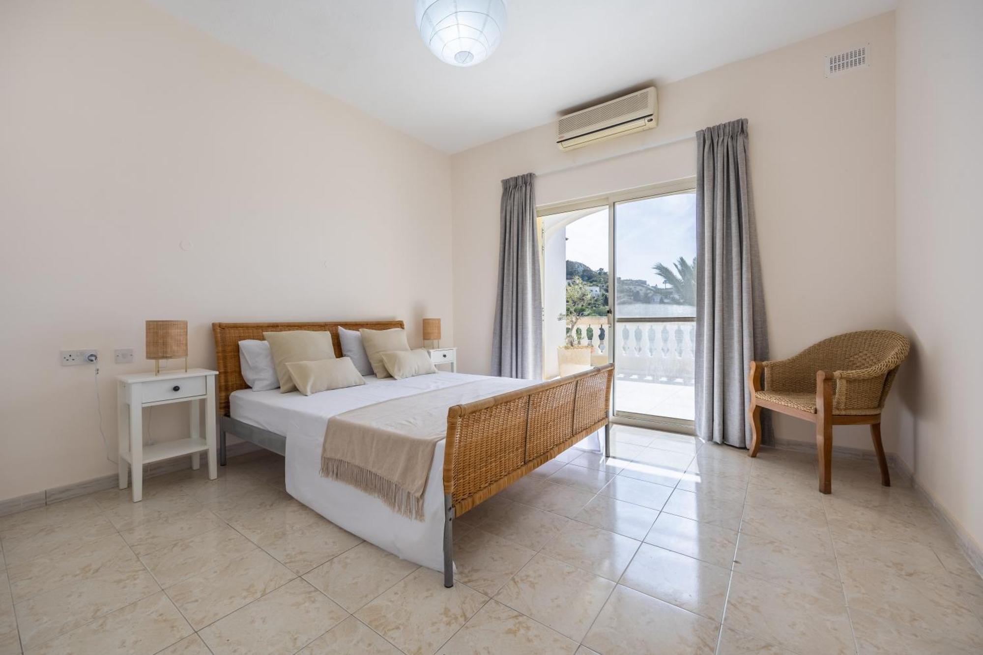 Azure Dream: Lux 4-bed With Pool, Sea View & Garage