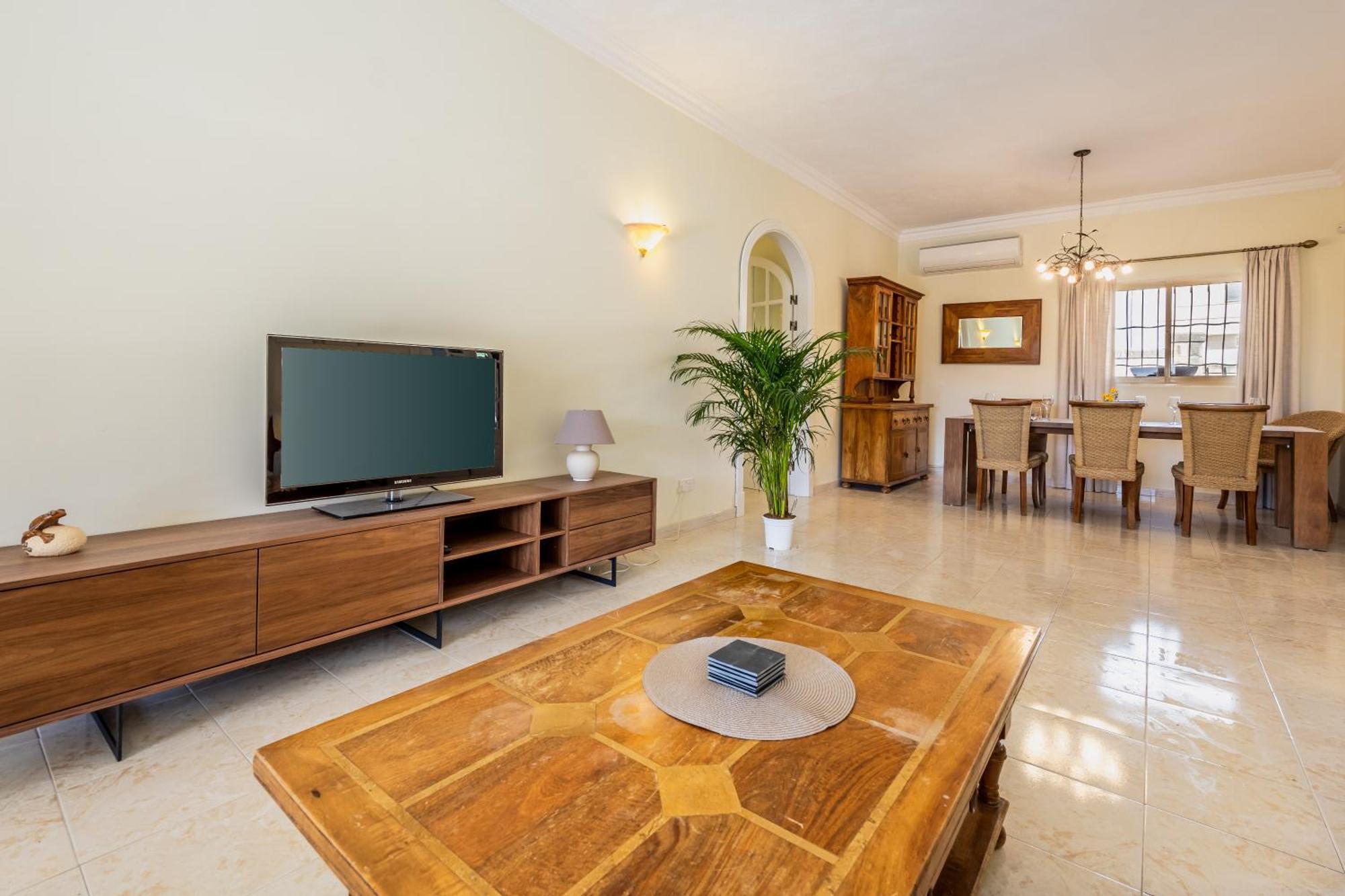 Azure Dream: Lux 4-bed With Pool, Sea View & Garage