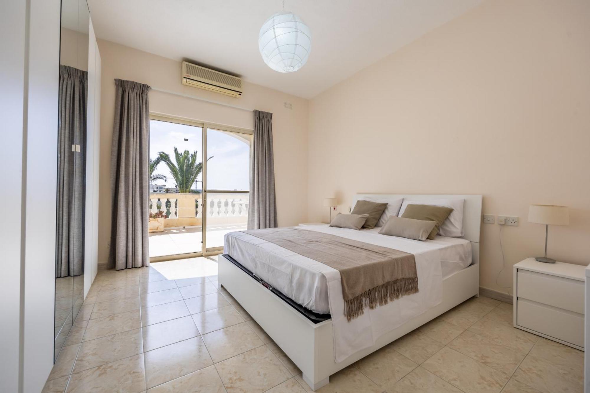 Villa Azure Dream: Lux 4-bed With Pool, Sea View & Garage Mellieha
