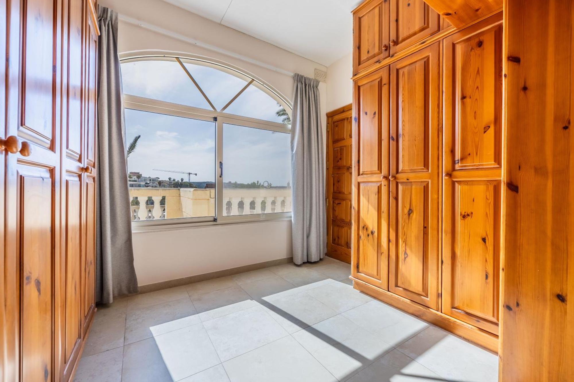Azure Dream: Lux 4-bed With Pool, Sea View & Garage Mellieha